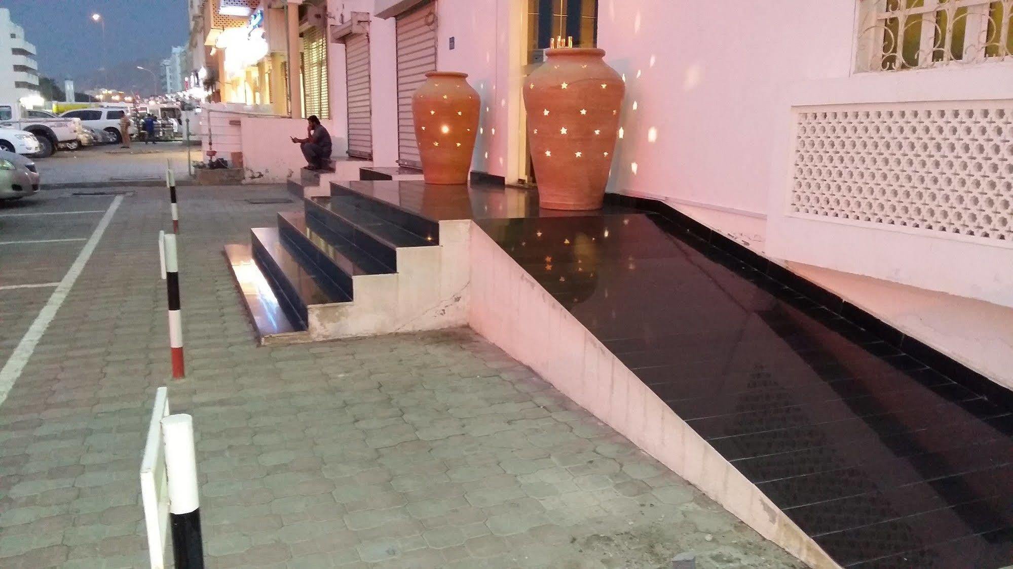 Majestic Hotel Wādī Kabīr Exteriör bild
